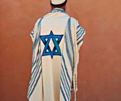 What are the features of a Jewish wedding tallit?