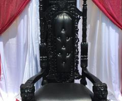 Find aristocratic throne chairs for rent in Long Island with durable vinyl